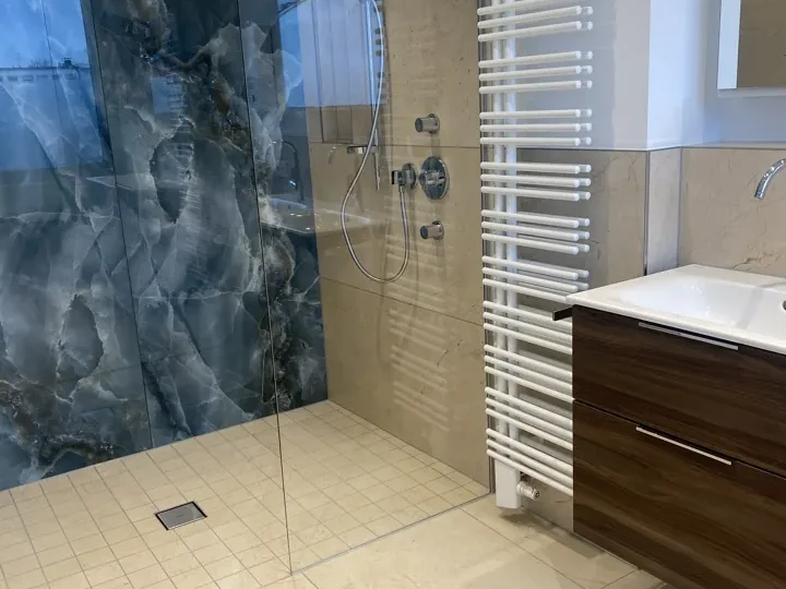 Bodengleiche Dusche mit Marmoroptik
