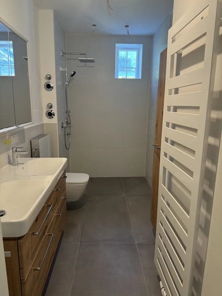 Badezimmer mit Handtuchheizkörper