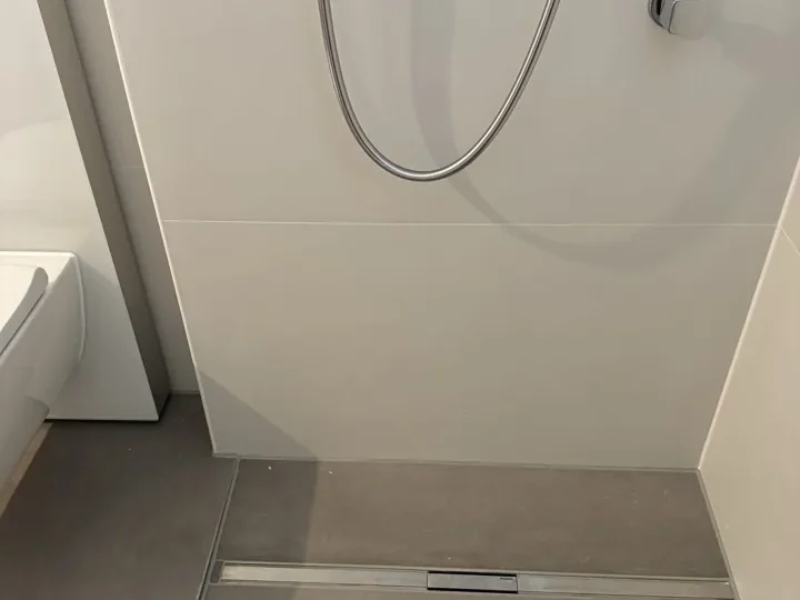 Bodengleiche Dusche mit Linienentwässerung