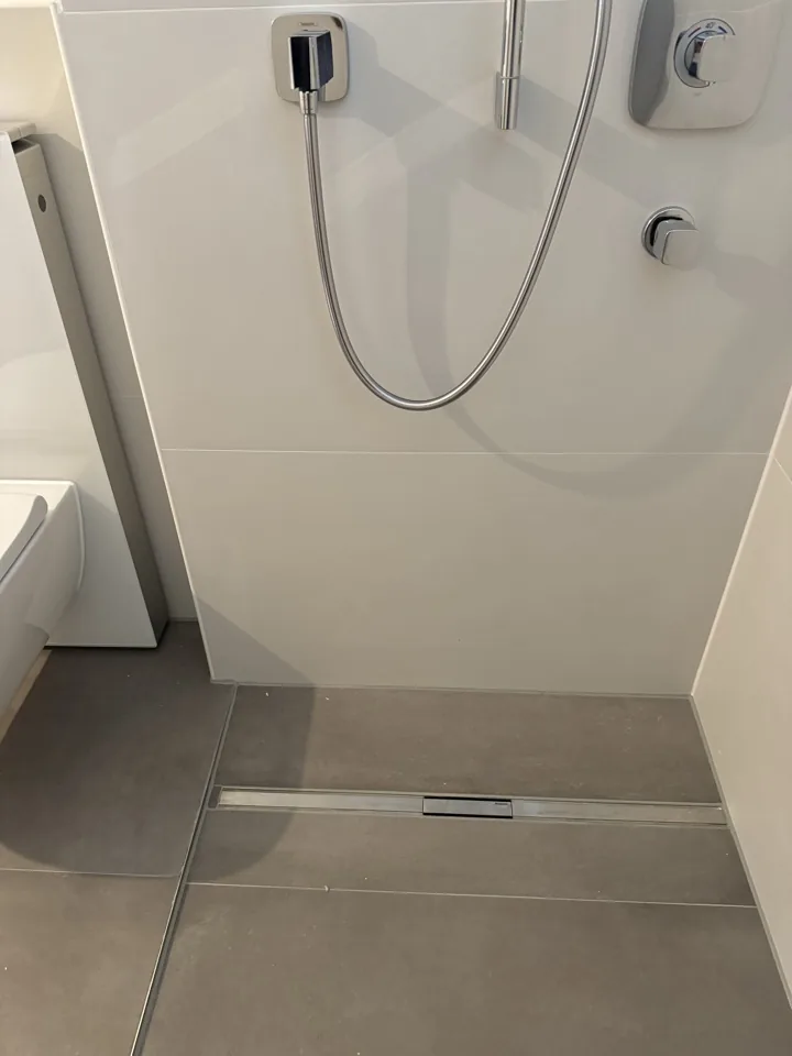 Bodengleiche Dusche mit Linienentwässerung