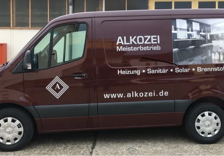 Servicefahrzeug im Hof