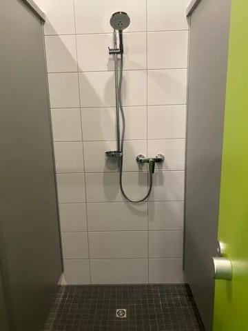 Sanitäranlage Golfclub — Dusche