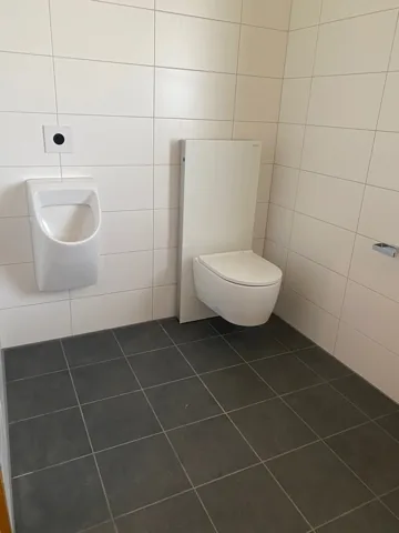 Sanitäranlage Golfclub — Urinal und WC