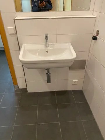 Sanitäranlage Golfclub — Handwaschbecken